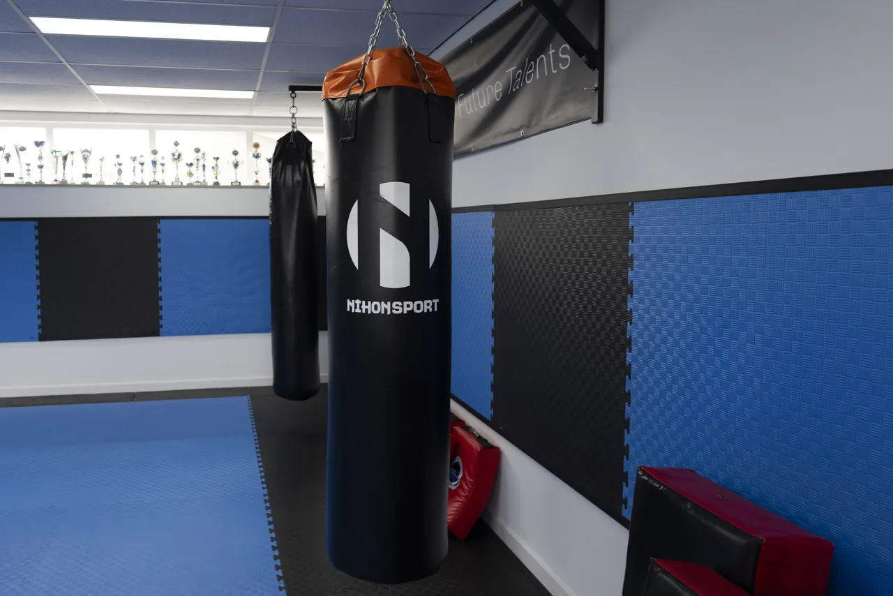 Bokszakken in de trainingsruimte van Fightclub Future Talents