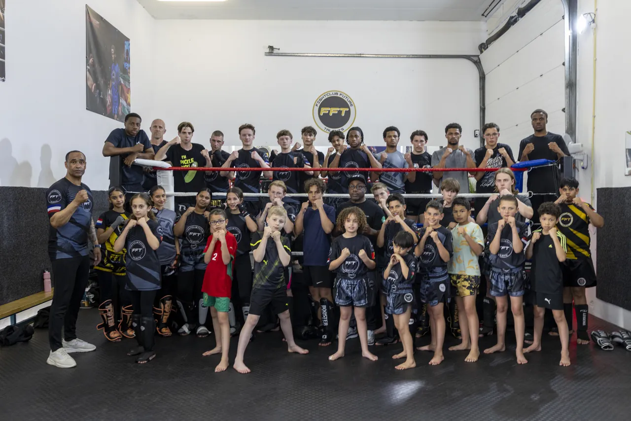 Groepsfoto in de gym van Fightclub Future Talents
