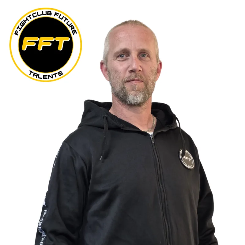 Vincent assistent trainer bij Fightclub Future Talents